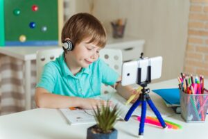 Children learn english online at home. Homeschooling and distance education for kids